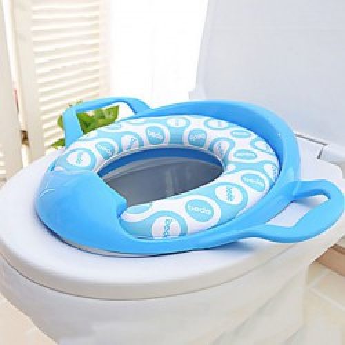 Cuvette pour sièges de toilettes en plastic pour enfants de couleur bleu avec deux tapis