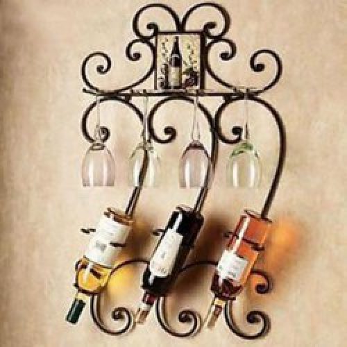 Décoration murale de style rustique avec porte-bouteilles et verres en métal