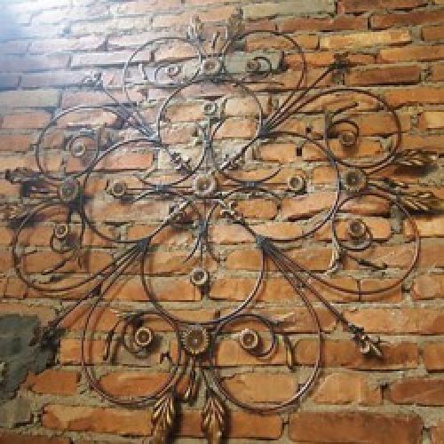 Décoration murale de style rustique orné de métal