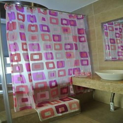 Ensemble d&rsquo;accessoires pour salles de bains composé de ( 1 rideau de douche, 1 tapis de salle de bain, 4 récipients et 12 crochets de rideau )