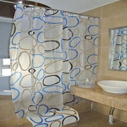 Ensemble d&rsquo;accessoires pour salles de bains composé de ( 1 rideau de douche, 1 tapis de salle de bain, 4 récipients et 12 crochets de rideau )