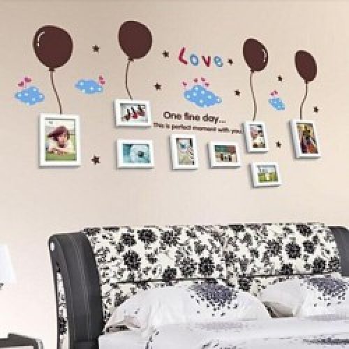 Ensemble de 8 cadres photos de style contemporain en bois blanc avec autocollant de ballon au mur