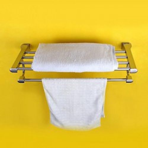 Etagère avec porte-serviettes contemporain en laiton chromé