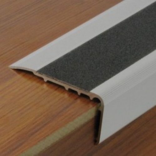 Nez de marche en aluminium avec bande antidérapante protectrice