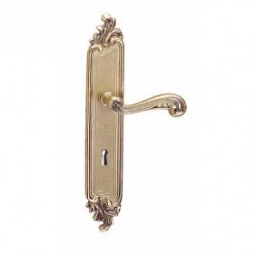 Poignée de porte sur plaque – laiton patiné – Louis XV