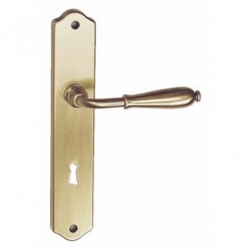 Poignées de porte rustiques sur plaque – finition laiton patiné – Crecy