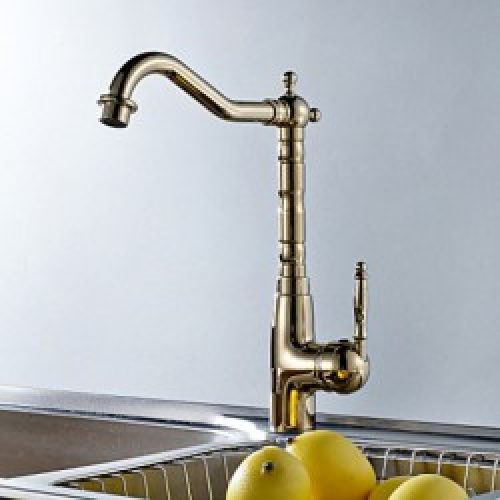 Robinet de cuisine couleur dorée de style vintage fini en laiton et muni d’une seule poignée