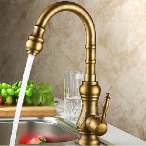 Robinet de cuisine doré à design antique et muni d’une seule poignée