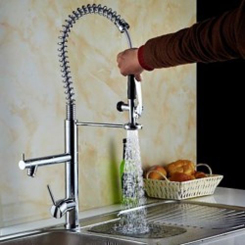 Robinet de cuisine gigogne de style moderne avec deux sortie d&rsquo;eau et muni de spray démontable finition en métal chromé
