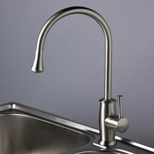 Robinet de cuisine à long conduit d’eau doté d’une seule poignée et fini en nickel brossé