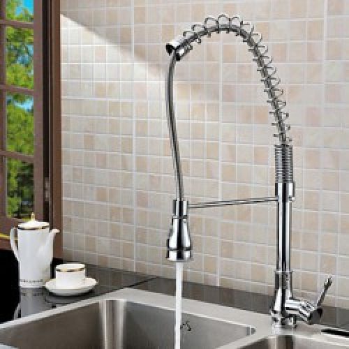 Robinet de cuisine mitigeur avec conduit d’eau en ressort, un robinet muni d’une seule poignée et fini en métal chromé pour un style contemporain