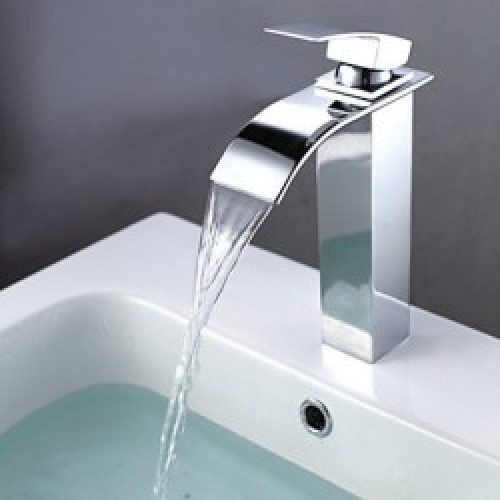 Robinet de lavabo avec bec verseur incurvé le tout fini en chrome, style contemporain