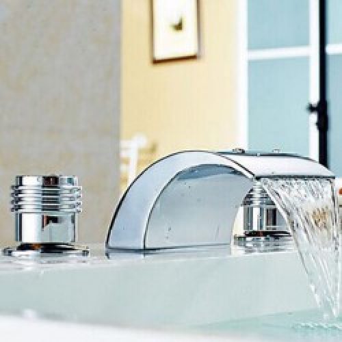 Robinet de lavabo à bec large finition chrome, un robinet de style contemporain muni de deux poignées