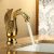 Robinet de lavabo, design contemporain et finition dorée