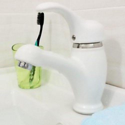 Robinet de lavabo en céramique non décoré