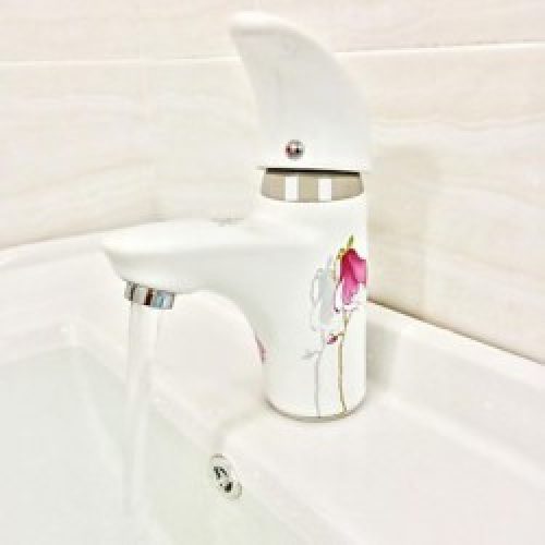 Robinet de lavabo en céramique orné d’une fleur rose
