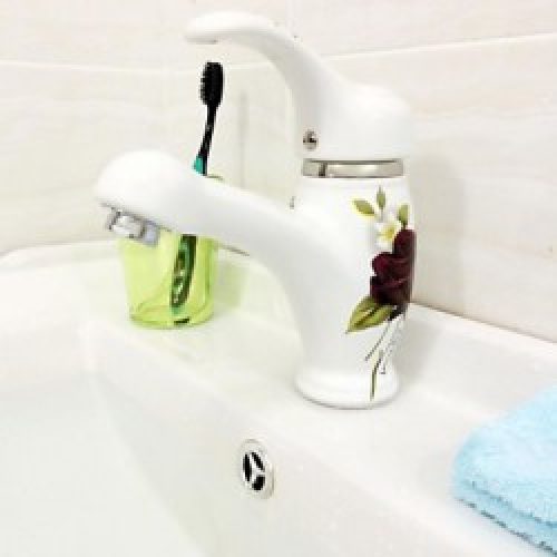Robinet de lavabo en céramique orné d’une fleur violette