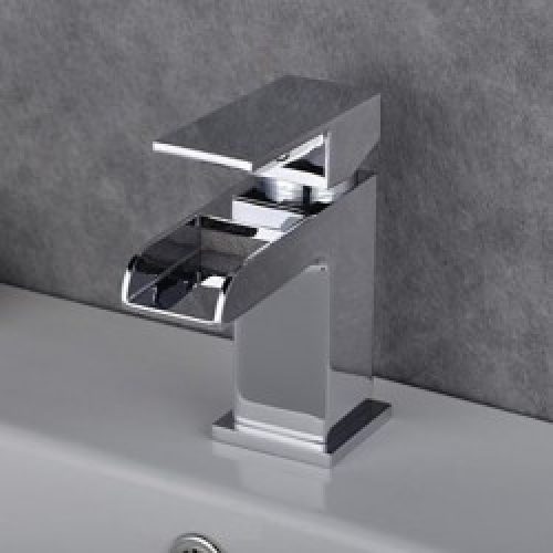 Robinet d&rsquo;évier avec bec verseur effet cascade, un robinet de style simple et contemporain fini en métal chromé