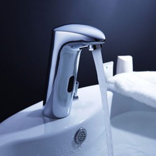 Robinet d&rsquo;évier avec capteur automatique, style contemporain et finition chromée