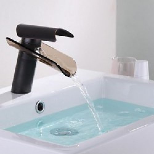 Robinet d&rsquo;évier à bec fait de verre teinté, un robinet style contemporain et finition en bronze huilé