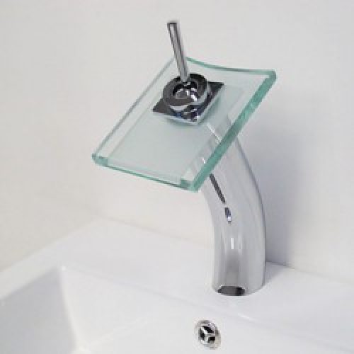 Robinet d&rsquo;évier cascade avec bec en verre, style contemporain et finition chromée