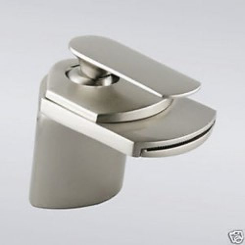 Robinet d&rsquo;évier (court) à design contemporain fini en nickel brossé, un robinet à poignée unique