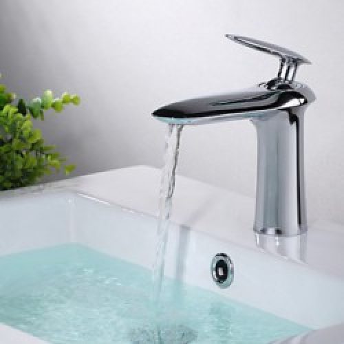 Robinet d&rsquo;évier à design élégant et contemporain et muni d&rsquo;une seule poignée