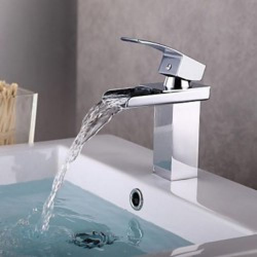 Robinet d&rsquo;évier à design simple muni d&rsquo;une seule poignée, style contemporain