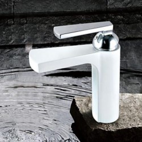 Robinet d&rsquo;évier mitigeur peint en blanc, un robinet à poignée unique et style contemporain