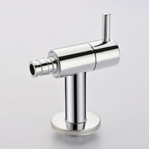 Robinet en laiton chromé à la limite d&rsquo;eau de lavage de la machine à laver