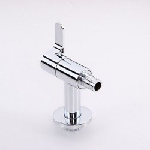 Robinet en laiton chromé à la limite d&rsquo;eau de lavage de la machine à laver