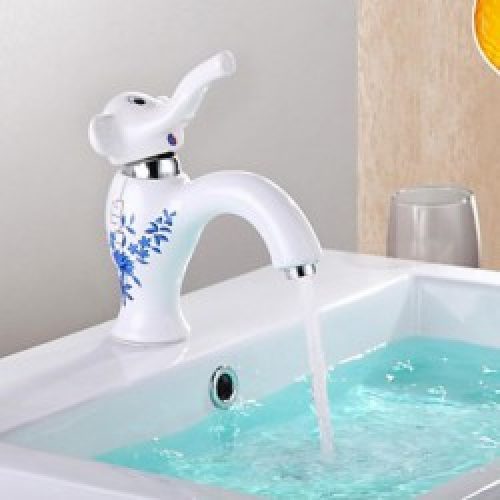 Robinet lavabo fait de céramique avec ornement fleuri, un style contemporain