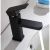 Robinet salle de bain de couleur noir, design contemporain et de corps en forme de rectangulaire