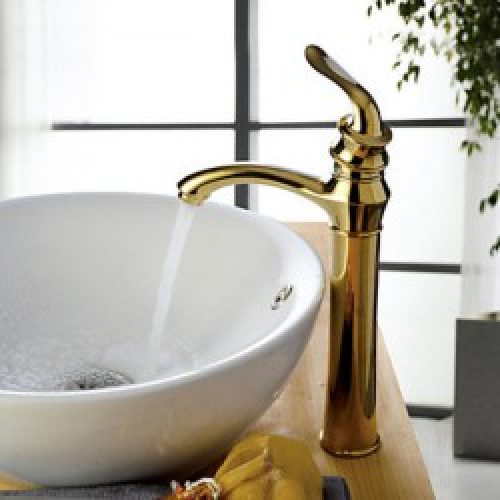 Robinet salle de bain dorée au ligne fine et élégante, design contemporain