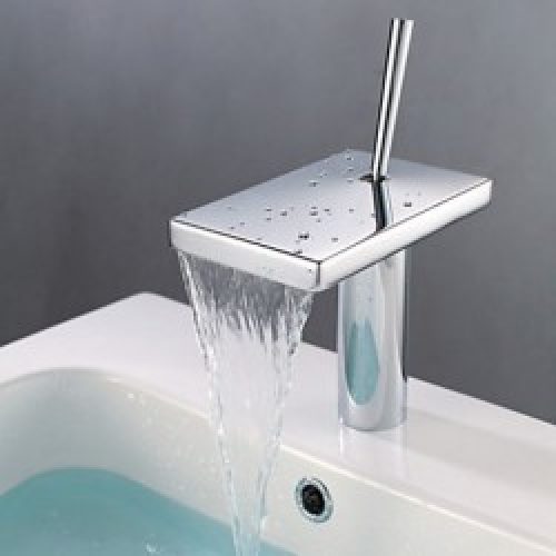 Robinet salle de bain effet cascade à bec large, un robinet de style moderne muni d&rsquo;une poignée et fini en chrome