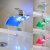 Robinet salle de bain LED avec bec en verre courbé, style contemporain