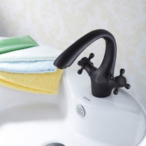 Robinet salle de bain style traditionnel finition en bronze huilé et muni de deux poignées